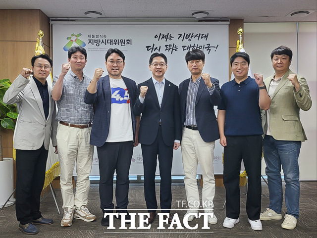 22일 정원호 전북은행 노조 위원장 등 6개 지방은행 노조 위원장이 김경수 지방시대위원회 위원장과 간담회 갖고 기념 촬영을 하고 있다. /전북은행