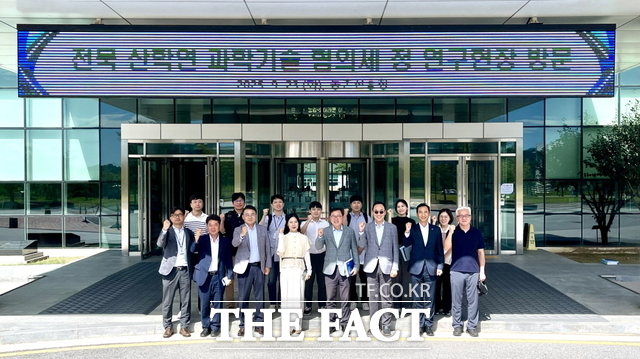 23일 전북바이오융합산업진흥원이 농촌진흥청과 국가와 지역이 함께 만드는 농생명 혁신 생태계의 새로운 협력의 틀을 주제로 협력 방안을 모색하는 자리에서 지역 주력산업 활성화, 첨단기술 협력, 공동과제 발굴 등 협력 의제를 논의하고 기념사진을 찍고 있다. /전북바이오융합산업진흥원