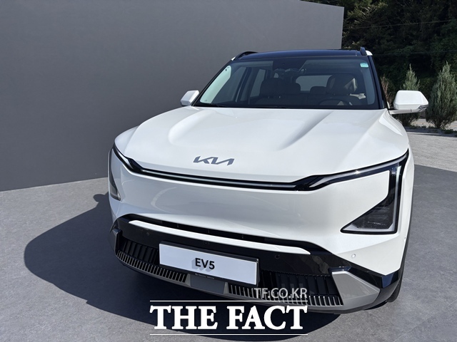 EV5 전면부. 날렵한 주간주행등(DRL)과 볼륨감 있는 보닛 라인이 특징이다. /황지향 기자