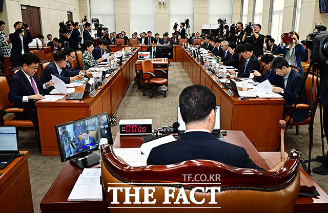 안건 상정하는 신정훈 행안위원장.