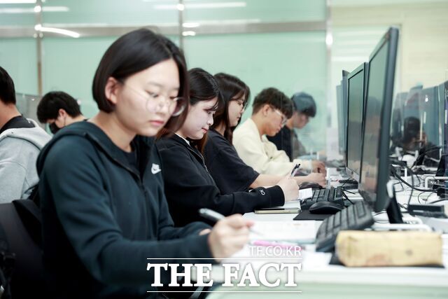 충남도립대학교 컴퓨터공학과 학생들 실습 장면. /충남도립대