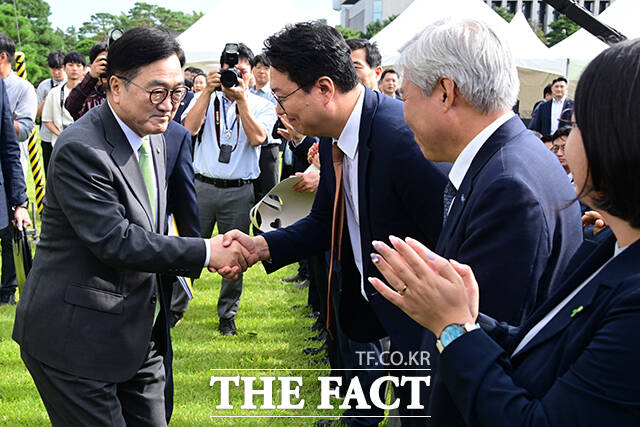 우원식 국회의장(왼쪽)이 천하람 개혁신당 원내대표와 악수하고 있다.