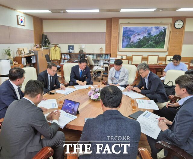 장성군이 김인호 산림청장과 면담을 갖고 국고사업 추진을 건의하고 있다./장성군