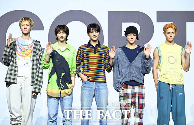 그룹 코르티스의 데뷔 앨범 COLOR OUTSIDE THE LINES는 일주일간 약 43만 장의 판매고를 기록했다. 이는 올해 데뷔한 신인 중 가장 높은 수치이자 역대 보이 그룹 데뷔 음반 일주일 판매 기록을 따져봐도 4위에 해당하는 호성적이다./서예원 기자