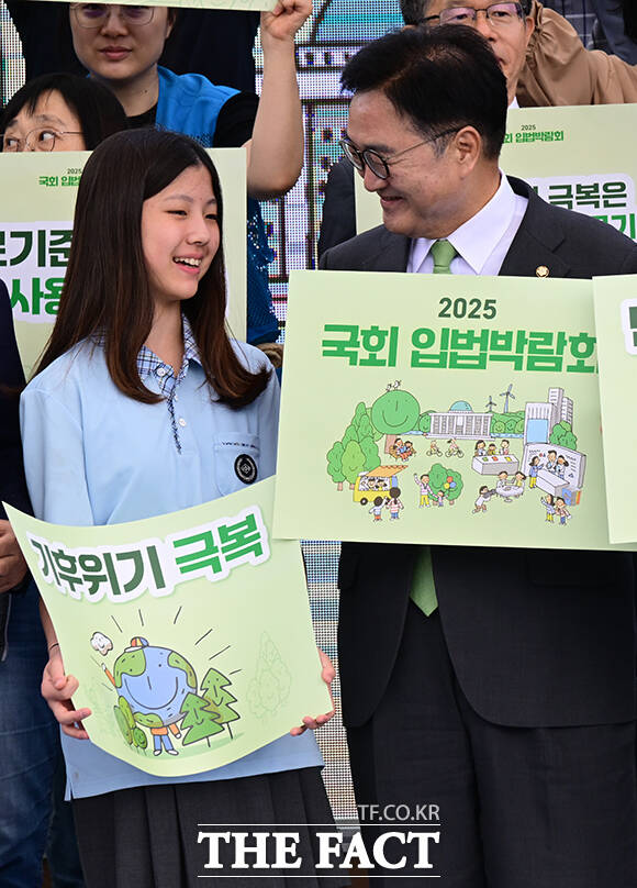 우원식 국회의장이 국민 대표로 참석한 한제아 학생과 대화하고 있다.