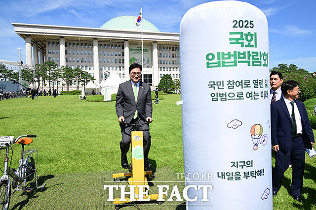 자전거 발전기 이용해 국회 입법박람회 홍보하는 우원식 의장.