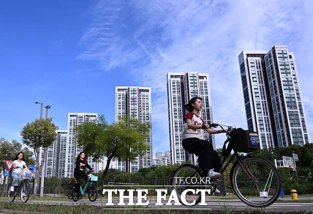 절기상 추분인 23일 오후 서울 서초구 반포 한강공원을 찾은 학생들이 파란 하늘 아래 자전거를 타고 있다.
