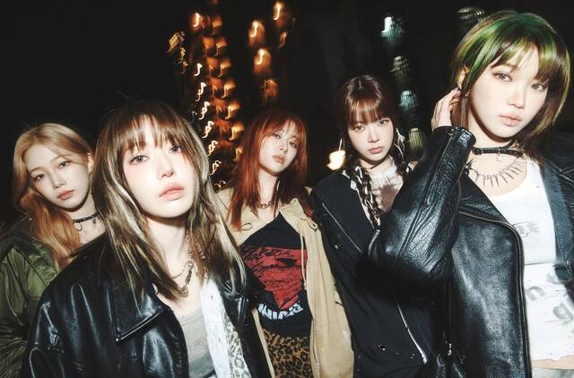 영국 싱어송라이터 핑크팬서리스 공연에서 그룹 르세라핌의 CRAZY 떼창이 펼쳐져 화제를 모았다. 핑크팬서리스는 르세라핌과 크레이지 리믹스 버전을 협업했다./쏘스뮤직