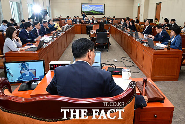 의사봉 두드리는 위성곤 기후위기 특별위원회 위원장.