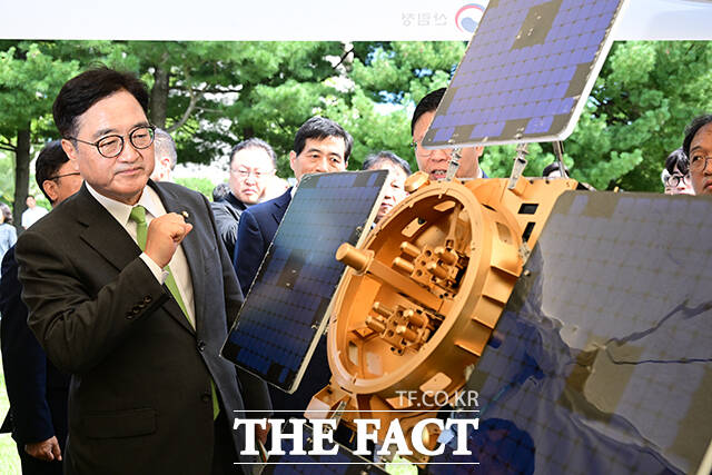 산림청 부스를 찾은 우원식 의장이 인공위성을 바라보는 모습.