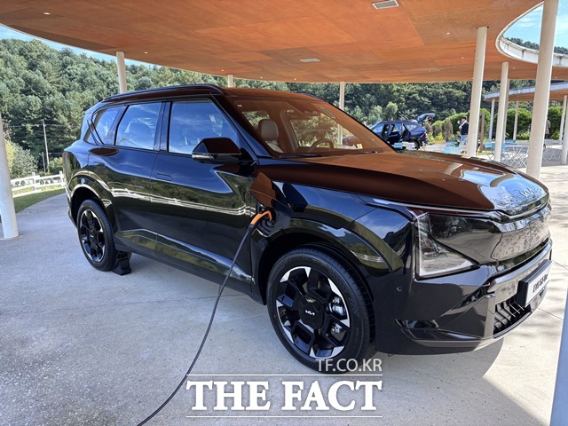 지난 23일 경기 가평군의 한 카페에서 충전 중인 더 기아 EV5. 박스형 SUV 비율이 강조돼 안정적인 인상을 준다. /황지향 기자