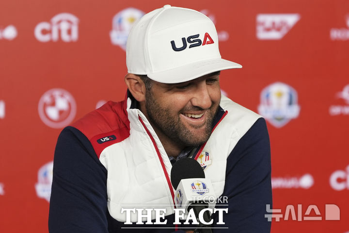 미국팀 에이스인 스코티 셰플러가 대회를 앞두고 가진 기자회견에서 기자들의 질문에 답하고 있다. 파밍데일(뉴욕)/AP.뉴시스