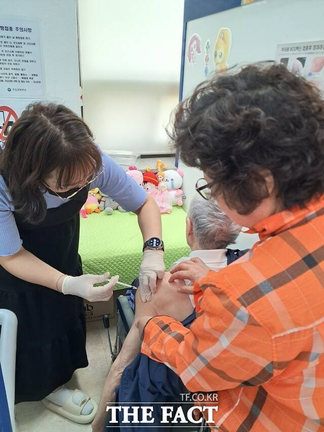 진도군이 전 군민을 대상으로 무료 독감 예방접종을 실시하고 있다./진도군