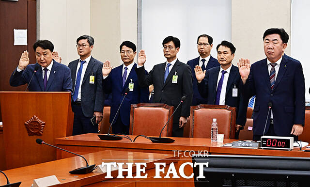 김영환 충북도지사(왼쪽)와 이범석 청주시장(오른쪽) 등 증인들이 23일 오전 서울 여의도 국회 행정안전위원회에서 열린 ‘오송 지하차도 참사 진상규명과 재발방지 대책마련을 위한 국정조사 청문회’에 참석해 증인선서를 하고 있다. /국회=배정한 기자