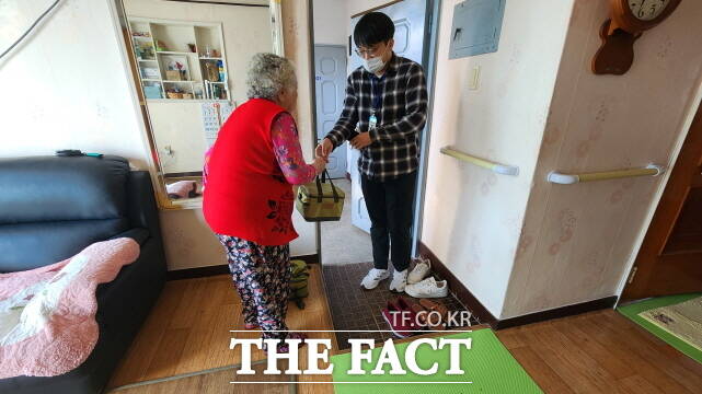 청양군이 생활 지원을 위해 식사를 배달하고 있다. /청양군