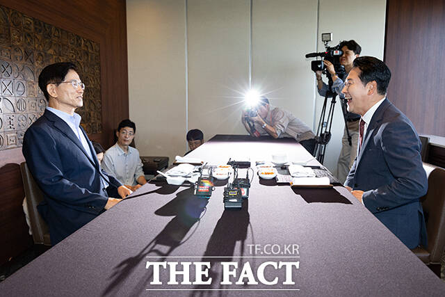 장동혁 국민의힘 대표와 김문수 전 고용노동부 장관이 23일 서울 여의도 한 중식당에서 만나 오찬에 앞서 대화를 하고 있다. /배정한 기자