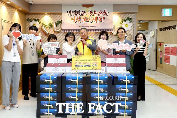 대전시의회 이한영 운영위원장과 직원들이 23일 월평종합사회복지관을 찾아 위문품을 전달했다./대전시의회