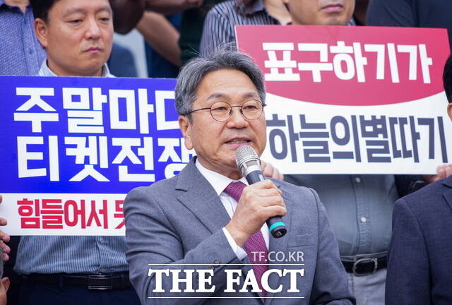 강기정 광주시장이 23일 오전 광산구 송정역 앞에서 열린 KTX 호남선 증편 촉구 결의대회에 참석해 박병규 광산구청장, 광주시의회, 광산구·구의회 등과 호남선 KTX 증편을 촉구하는 건의문을 발표하고 있다./광주시