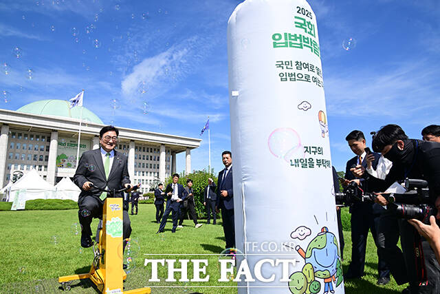 열심히 페달을 밟자 홍보 풍선이 쑥~