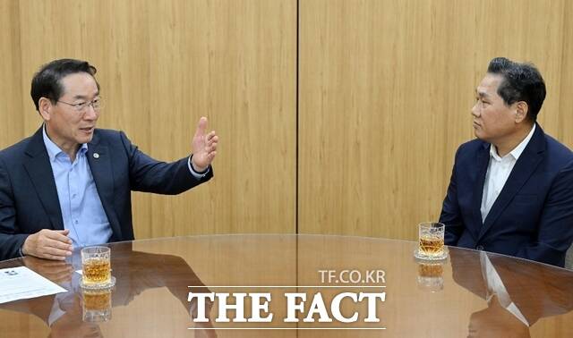 유정복 인천시장(왼쪽)이 23일 시청 접견실에서 김용석 국토교통부 대도시권광역교통위원회 위원장 접견하고 협력방안 등을 논의하고 있다./인천시