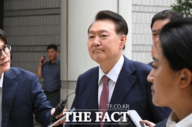 내란 사건을 수사하는 조은석 특별검사팀이 윤석열 전 대통령이 구치소 담당자에게 구두로 오는 24일로 예정된 외환 혐의 피의자 조사에 불참하겠다는 의사를 밝혔다고 전했다. /사진공동취재단