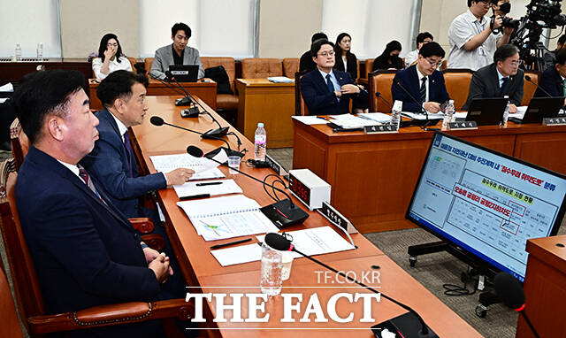 질의에 답변하는 김영환 충북도지사.