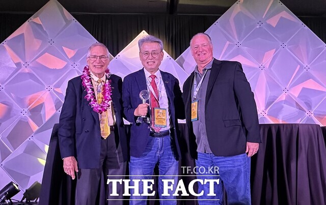 22일(현지 시각) 정강환(가운데) 배재대 관광축제한류대학원장이 미국 캘리포니아주 팜스프링스에서 열린 세계축제협회 창립 70주년 컨벤션&엑스포 공식 시상식에서 명예의 전당에 헌액된 후 기념 촬영을 하고 있다. /배재대