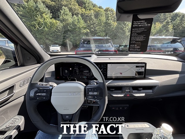 EV5 운전석. 파노라믹 와이드 디스플레이와 컬럼식 전자 변속 레버가 눈에 띈다. /황지향 기자