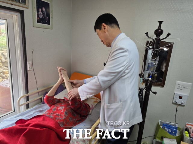 보건의료원에서 진료를 받고 있는 어르신. /청양군