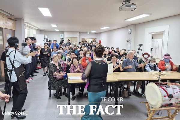 충청리더스클럽이 23일 법동종합사회복지관을 찾아 추석 맞이 행복나눔 효(孝) 잔치를 벌인 가운데 회원들이 흥겨운 장구 공연을 펼치고 있다./충청리더스클럽