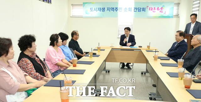 23일 전주시 덕진구 앞금암 거북바우마을과 완산구 용머리 여의주마을에서 우범기 전주시장이 도시재생 지역주민 순회 간담회를 통해 주민대표 및 운영주체들의 현장 목소리를 청취하고 있다. /전주시