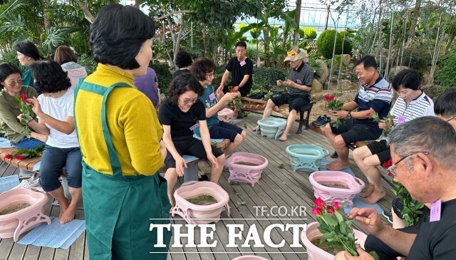 정읍시농업기술센터가 오는 25일부터 퇴직자들의 건강한 사회 적응을 돕는 치유농업 프로그램을 운영한다. / 정읍시