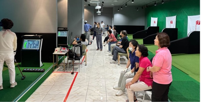 파크골프 인기에 힘입어 스크린 파크골프 객장도 크게 늘고 있다. 전영창 케이파크골프 대표에 따르면 전국 매장 수가 1000개를 넘어서고 있다. 사진은 창스파크골프 구로센터의 모습. / 케이파크골프 제공