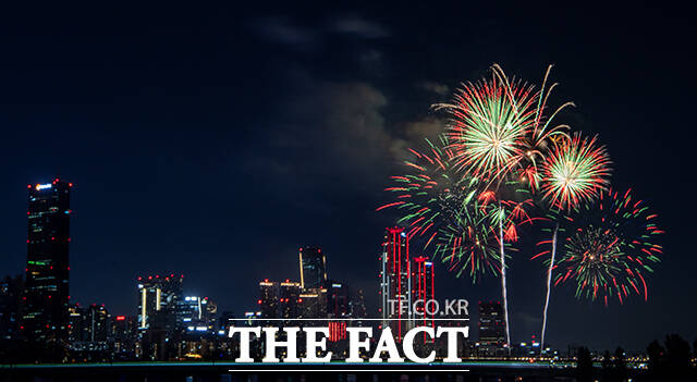 서울시가 서울세계불꽃축제의 안전한 개최를 위해 종합대책을 가동한다. 사진은 지난해 열린 서울세계불꽃축제. /더팩트 DB