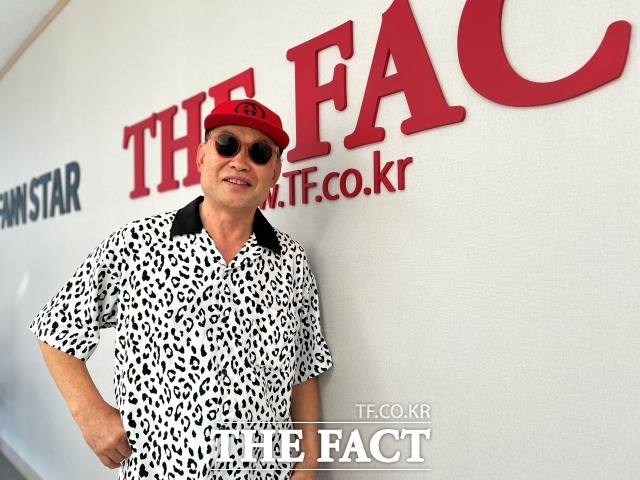 풀꽃 가수 박장순이 지난 10일 서울 마포구 상암동 <더팩트> 사옥에서 진행한 인터뷰를 마치고 포즈를 취하고 있다. /이상빈 기자