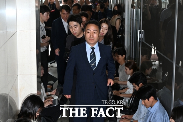 김계환 전 해병대사령관이 채상병 사건 수사방해 의혹과 관련 조사를 받기 위해 7일 오전 서울 서초구 순직해병특검 사무실로 향하고 있다. /장윤석 기자