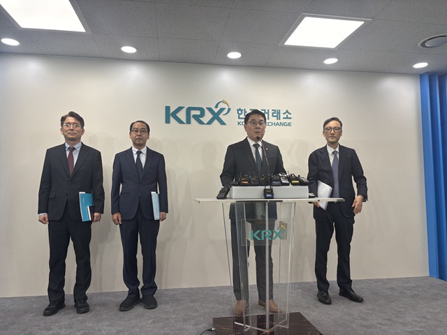 23일 한국거래소 서울 사옥에서 열린 브리핑에서 이승우 주가조작 근절 합동대응단장(오른쪽에서 두 번째)이 발언하고 있다. /이라진 기자