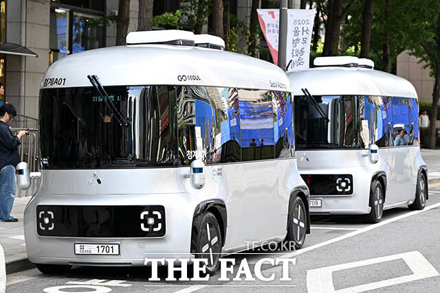 운전석 없는 자율주행셔틀 청계A01이 23일 오전 서울 종로구 청계천 일대에서 시험운행을 위해 대기하고 있다. /서예원 기자