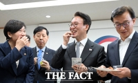 국무위원들과 함께 추석 민생선물세트 시식하는 김민석 총리 [TF사진관]