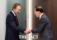  인사 나누는 이명박 전 대통령과 이석연 국민통합위원장 [포토]