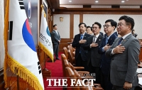  국기에 대한 경례하는 김민석 총리와 국무위원들 [포토]