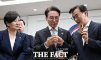  명절 농수산 식품 제품 설명듣는 김민석 국무총리 [포토]