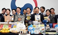  명절 선물 들고 환한 미소 짓는 김민석 총리와 국무위원들 [포토]
