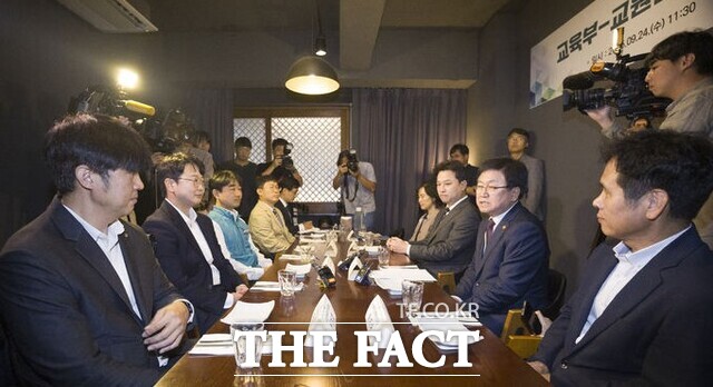 최교진 사회부총리 겸 교육부 장관(오른쪽 두번째)이 24일 서울 여의도의 한식당에서 열린 교육부-교원단체 오찬 간담회에서 모두발언을 하고 있다./뉴시스