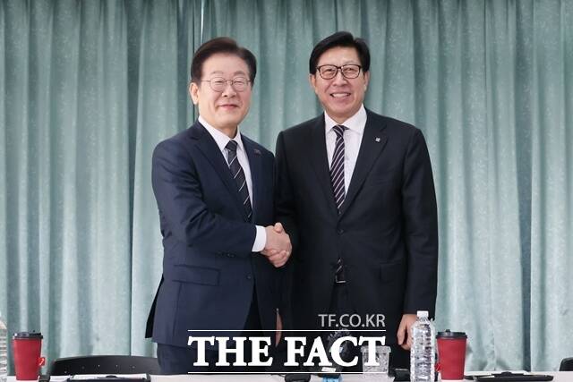 지난 3월 부산신항에서 더불어민주당 당대표 시절 이재명 대통령과 만난 박형준 부산시장. /부산시