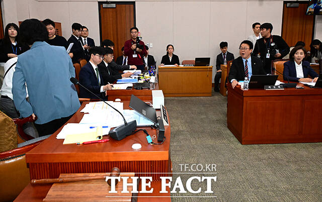 추미애 위원장이 정회를 선언한 후 자리를 뜨고 있다.