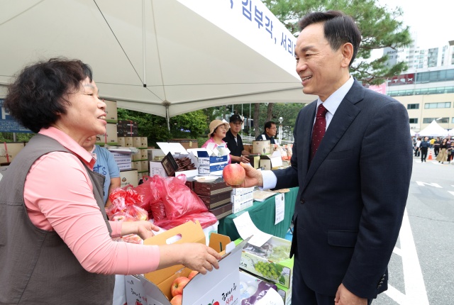 조성명 강남구청장이 24일 추석맞이 직거래장터에서 상인들을 만나고 있다. /강남구