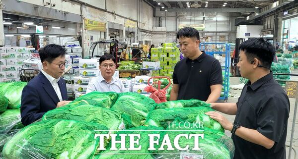농협 대전본부 24일 민족 최대 명절인 추석을 앞두고 노사 대표로 김영훈 대전농협 본부장과 권희근 노조위원장이 농협대전공판장을 방문해 주요 농산물의 수급상황을 점검했다. /농협대전본부