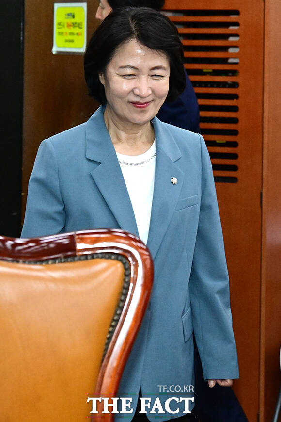 법사위 전체회의 참석하는 추미애 위원장.