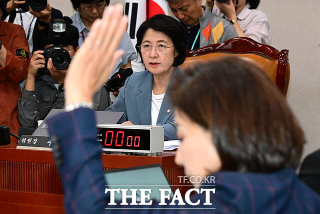 거수 표결하는 나경원 의원.